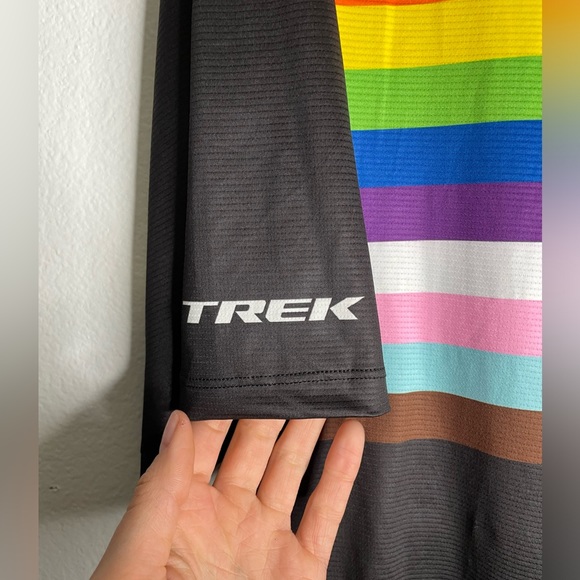 Trek‎ cycling top with pockets- pride colors size XXL - Picture 3 of 6